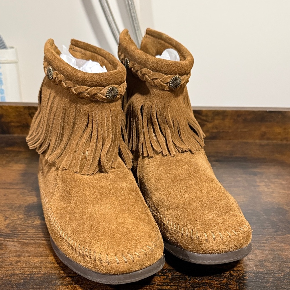 Women’s size 10 Minnetonka high back zip boots T1